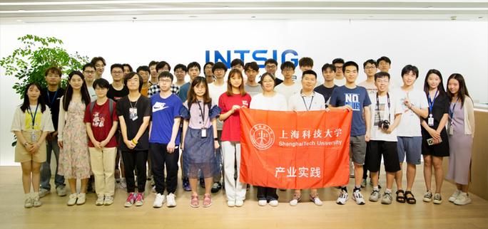 上海科技大学智能生活组齐聚合合信息沉浸式体验人工智能产品